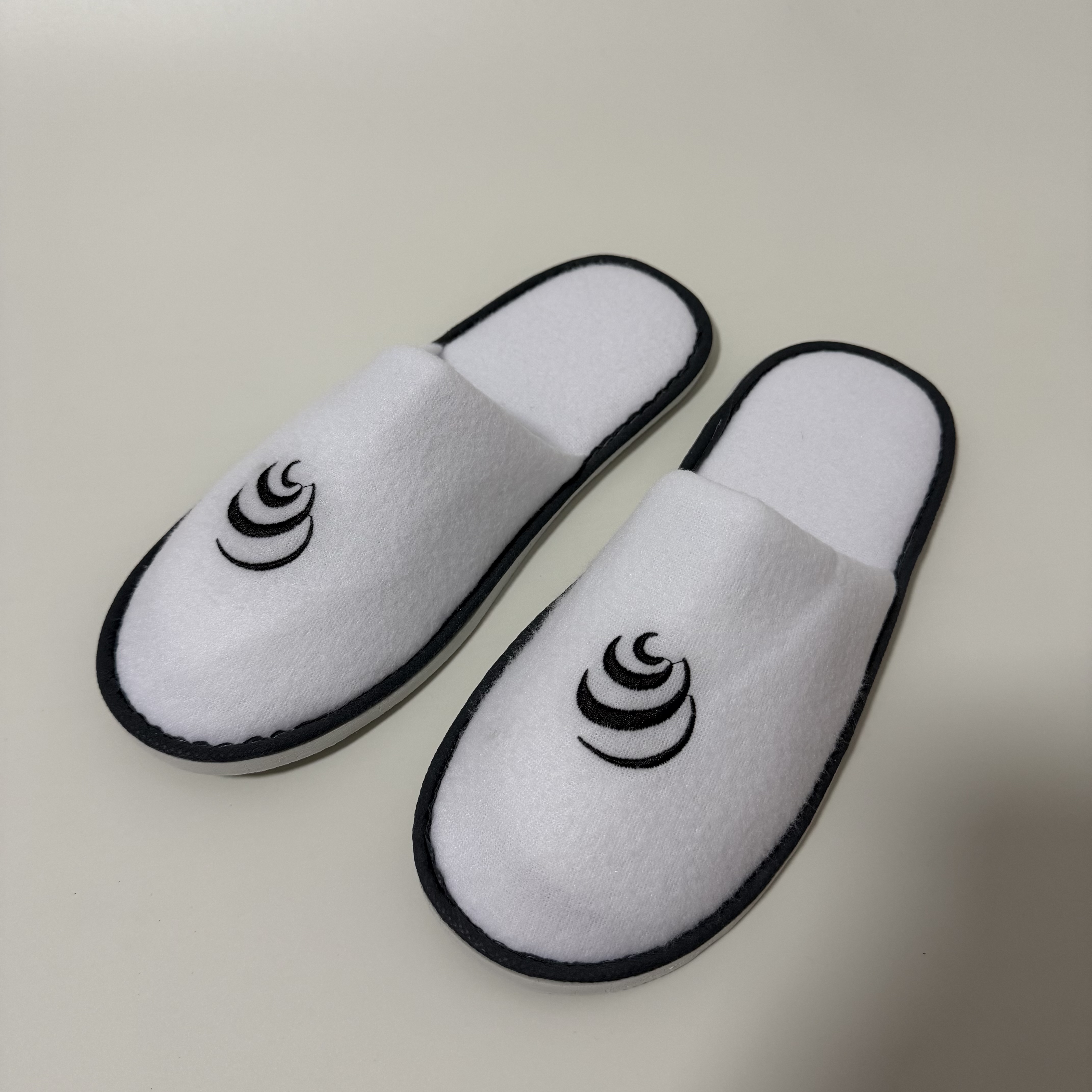 カスタム ホワイト テリー クローズド トゥ ホテル スリッパ メーカー |卸売黒の刺繍ロゴホスピタリティスリッパ