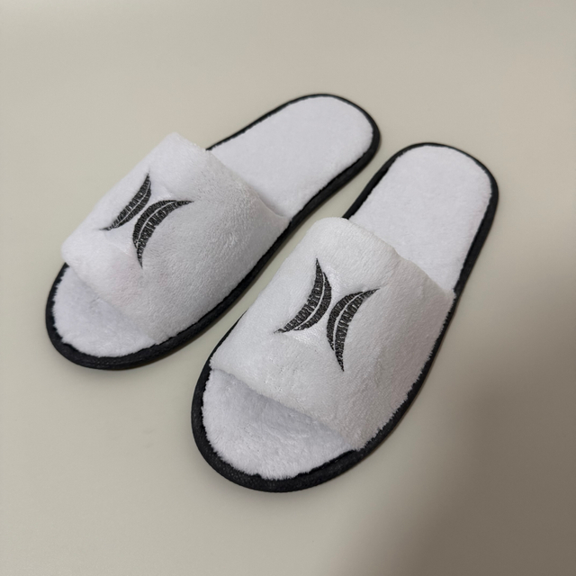 ロゴが刺繍されたカスタムホワイトオープントゥコーラルフリースホテルスリッパメーカー